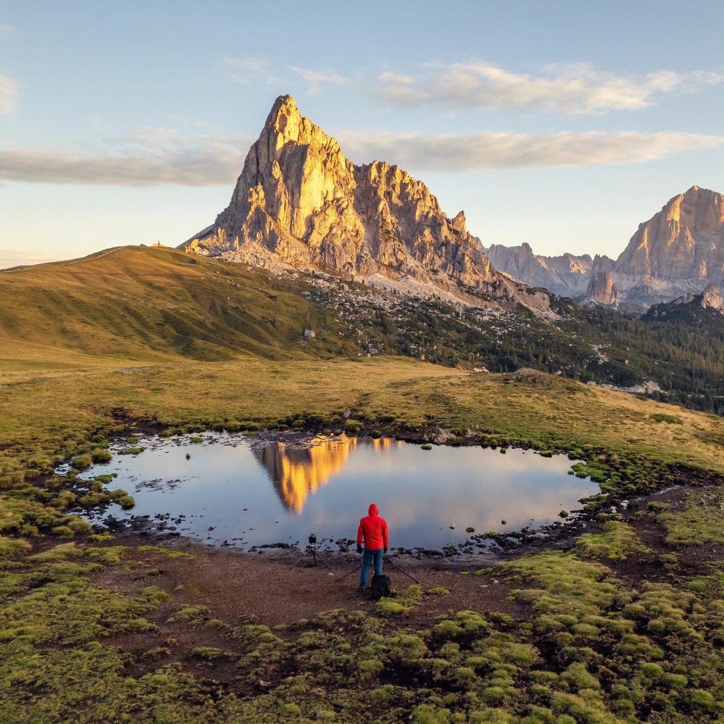 🌄 Ra Gusela pond at sunrise, Dolomiti (Italia)
.
.
.
#passodigiau #pasodigiau #dolomites #dolomitas #dolomiten #dolomiti #sunrise