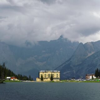 🏫Misurina Lake, Dolomites (Italy)
.
.
.
.
.
#misurina #dolomites #dolomiti #dolomitas #dolomiten #lake #italia #italy #hotel
