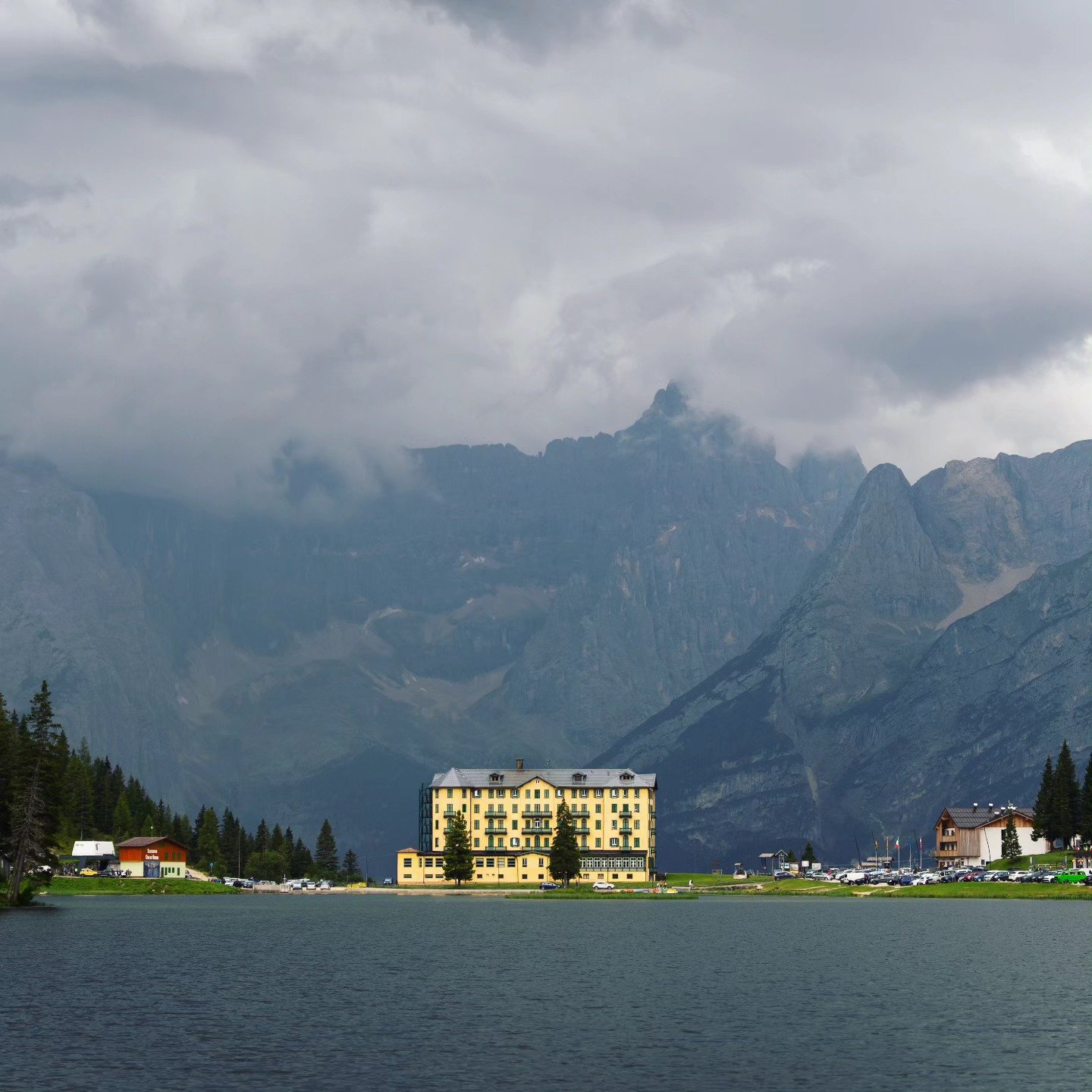 🏫Misurina Lake, Dolomites (Italy)
.
.
.
.
.
#misurina #dolomites #dolomiti #dolomitas #dolomiten #lake #italia #italy #hotel