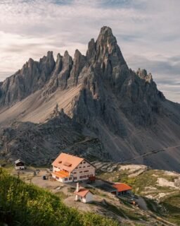 🏠 Rifugio Auronzo, Dolomiti (Italia)
.
.
.
.
.
#dolomites #dolomitas #dolomiten #dolomiti #trecime #trecimedilavaredo #auronzo #rifugioauronzo #hike #senderismo #mountain #montaña